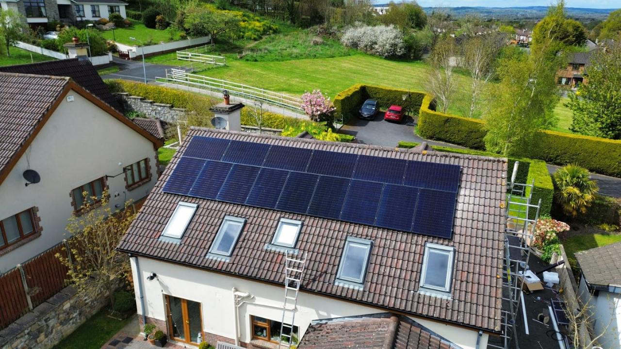 Optimisers vs. Microinverters: Which Works Best in Ireland? 3 irish climate and performance