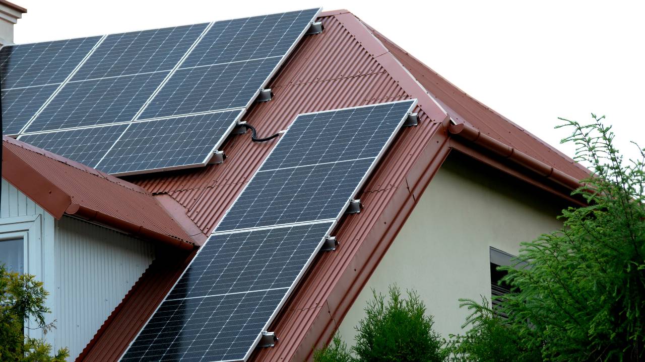 How Many Solar Panels Do You Need for a Four-Bedroom House? 1 what-are-the-key-data-points-for-a-4-bedroom-detached-home